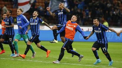 Los jugadores del Inter tras la victoria frente al Hellas Verona.