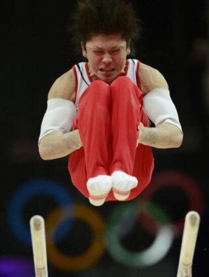 Uchimura, en el ejercicio de las paralelas.