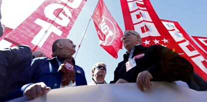 Desde la izquierda, los secretarios generales de UGT, Josep Maria Álvarez, y de CC OO, Ignacio Fernández Toxo