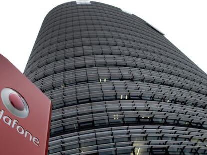 Imagen del logotipo del operador de telefonía móvil Vodafone, en su sede en Dusseldorf (Alemania).