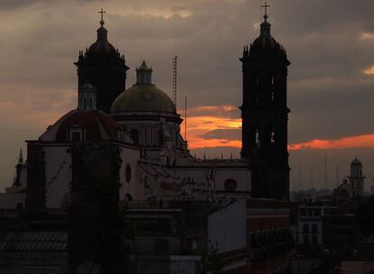 Atardecer desde la azotea del Hotel Colonial de Puebla, con vistas a la Catedral de la ciudad mexicana