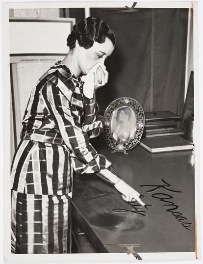 Una mujer escribe en el polvo después de una tormeta de polvo, Kansas, 1935