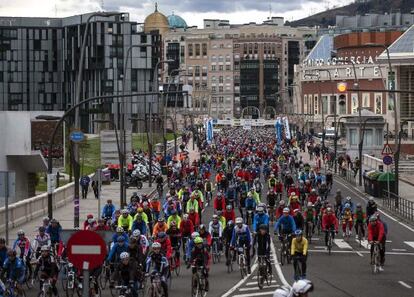 Miles de ciclistas atraviesan la ciudad de Bilbao durante una Vuelta a España.