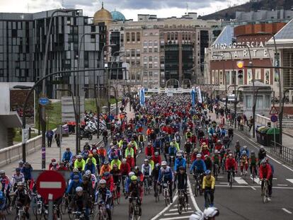 Miles de ciclistas atraviesan la ciudad de Bilbao durante una Vuelta a España.