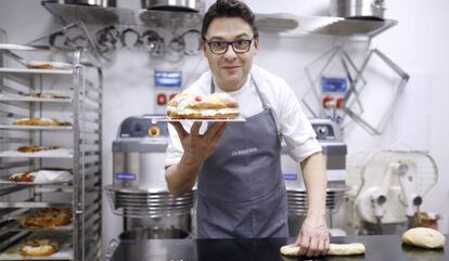 El respostero Oriol Balaguer en la pastelería La Duquesita.