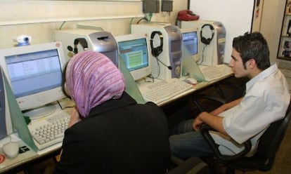 Dos iraníes en un cibercafé.