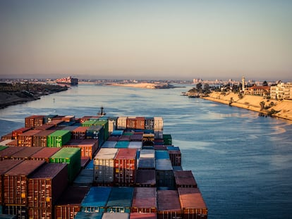 Un barco con contenedores cruza el canal de Suez.