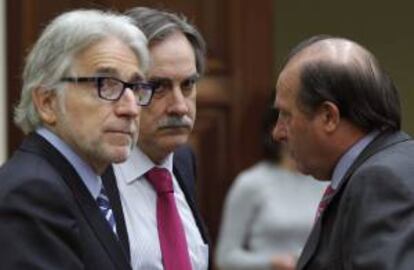 Los potavoces en la Comisión de Economía del Congreso, de CiU, Josep Sánchez Llibre (i); del PSOE, Valeriano Gómez (i), y del PP, Vicente Martínez-Pujalte (d), conversan momentos antes de la comparecencia de la presidenta de la Sareb, Belén Romana.
