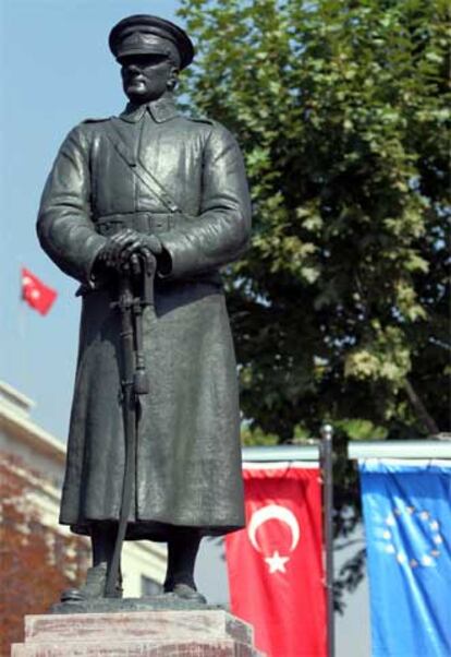 Estatua de Ataturk, fundador de la Turquía moderna, en Ankara.