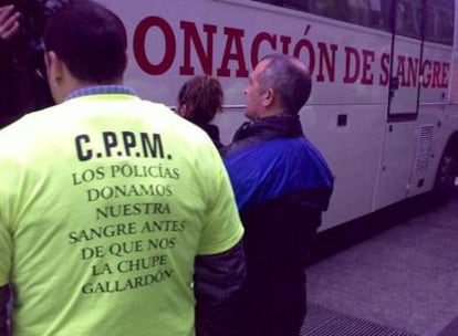 Los policías municipales donan sangre esta mañana para protestar contra el Ayuntamiento.