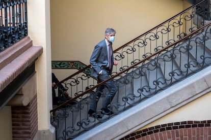 Josep Argimón se dirige a recibir la cartera de Salud de la Generalitat.