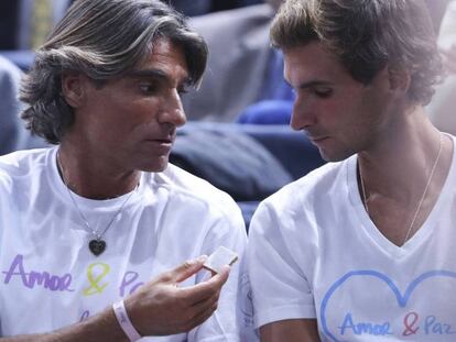 Pepe Imaz (izq.) y Marko Djokovic (dcha.), durante un partido de Novak.