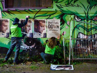 Activistas de Greenpeace cuelgan un cartel en contra del presidente francés, Emmanuel Macron.