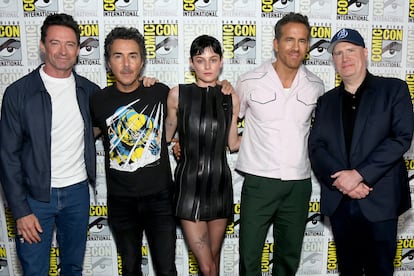 De izquierda a derecha: Hugh Jackman, Shawn Levy, Emma Corrin, Ryan Reynolds y Kevin Feige en la presentación de 'Deadpool & Wolverine', el 25 de julio de 2024 en San Diego, California. 