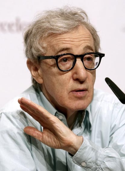 La ex mujer de Woody Allen, Mia Farrow, y su actual esposa, Soon-Yi Previn, no prestarán testimonio en el proceso judicial que impulsa el cineasta contra la compañía de indumentaria American Apparel. El abogado de esa corporación estadounidense ha desestimado este jueves que vaya a llamar a las dos mujeres como testigos. Allen demandó a American Apparel por supuesto uso indebido de su imagen en una publicidad. El director de &#39;Vicky, Cristina, Barcelona&#39; alegó que la compañía dañó su imagen y le exige una indemnización de 10 millones de dólares (7.350.000 euros). (Texto: REUTERS)