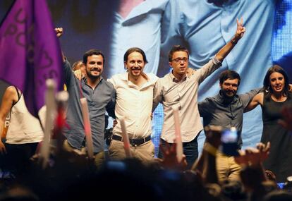 Alberto Garzón, Pablo Iglesias e Íñigo Errejon, durante la noche electoral.