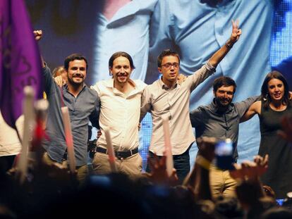 Alberto Garzón, Pablo Iglesias e Íñigo Errejon, durante la noche electoral.