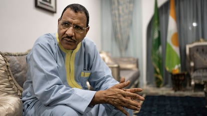 Mohamed Bazoum, ex presidente de la República de Níger, durante la entrevista realizada para El País en la residencia presidencial en Niamey, el 26 de junio de 2021.