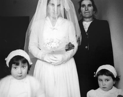 'La boda en Salamanca', 1959. La pretensión documental recorre todo el trabajo de Ontañón, con una frontalidad latente en muchos de sus retratados posados.
