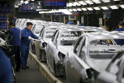 Un trabajador en una fábrica de Hyundai en Corea del Sur en febrero pasado.