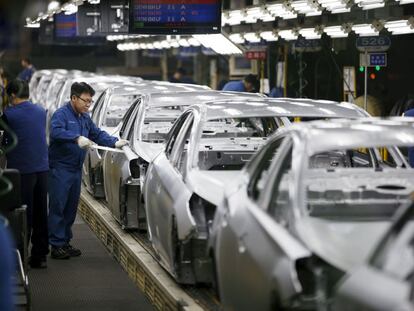 Un trabajador en una f&aacute;brica de Hyundai en Corea del Sur en febrero pasado. 