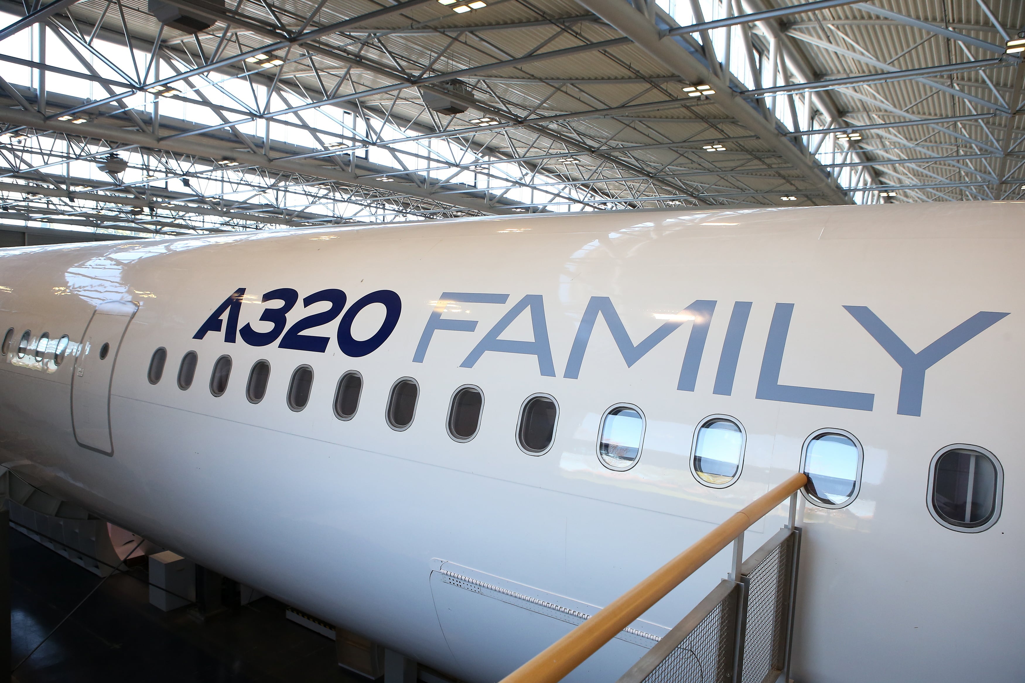 Un avión de la familia Airbus A320 se exhibe en el centro de maquetas del fabricante de aviones Airbus, en Blagnac, cerca de Toulouse.