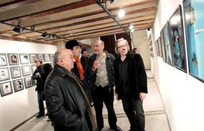 El consejero de Cultura de La Rioja, Luis Alegre; el director general de Cultura, Javier García Tuzca; el artista Carmelo Hernando y Jesús Rocandio, comisario de las exposición <i>Del Dadá a Google y los satélites</i>, inaugurada hoy con motivo de la apertura del festival Actual.