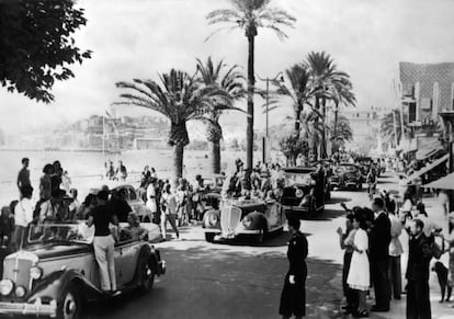 Celebridades e espectadores na rua durante o Festival de Cannes de 1947.