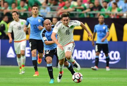 Héctor Moreno se lleva el balón ante Egidio Arevalo Rios.