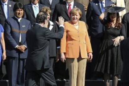 El presidente del gobierno, Mariano Rajoy (2i), se disculpa al llegar tarde a la foto oficial de la primera Cumbre de la Comunidad de Estados Latinoamericanos y Caribeños (Celac) y la Unión Europea (UE), que se celebra en Santiago de Chile. EFE/Presidencia de Chile