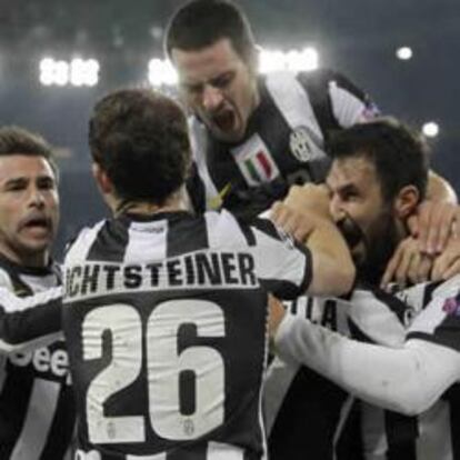 La plantilla de la Juventus de Turín, tras un gol en un partido de Liga de Campeones, este año.