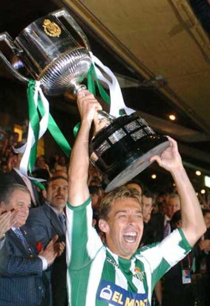 El capitán del Real Betis, Juan José Cañas, levanta el trofeo de campeón de la Copa del Rey.