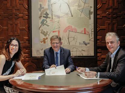 El president Ximo Puig (PSPV) junto a la vicepresidenta Aitana Mas (Compromís) y al vicepresidente Héctor Illueca (Unides Podem) tras llegar a un acuerdo para los presupuestos de 2023.