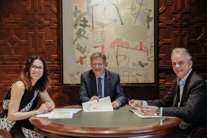 El president Ximo Puig (PSPV) junto a la vicepresidenta Aitana Mas (Compromís) y al vicepresidente Héctor Illueca (Unides Podem) tras llegar a un acuerdo para los presupuestos de 2023.