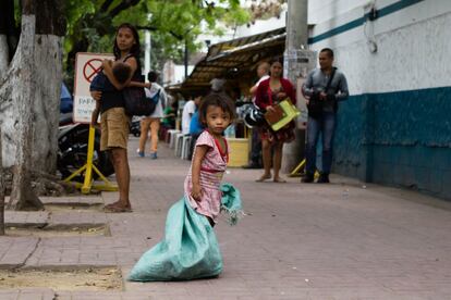 A plena luz del día, una filipina de pocos años recoge chatarra para vender. Decenas de miles de niños sobreviven con menos de 46 pesos al día (0,8€) en el país asiático. 