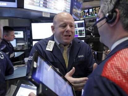 Un grupo de &#039;traders&#039; en Wall Street.