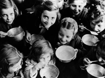 Grecia, 1946. Un grupo de chicas sonríe mientras comen los alimentos que les ha repartido el UNRRA (United Nations Relief and Rehabilitation Administration) en Patras, ciudad al noroeste del país.
