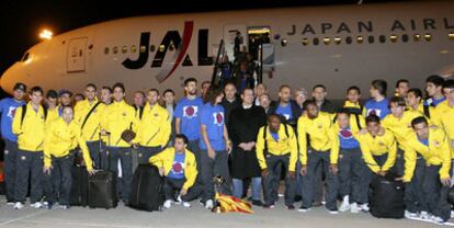 La plantilla blaugrana, a su llegada anoche al aeropuerto de Barcelona.