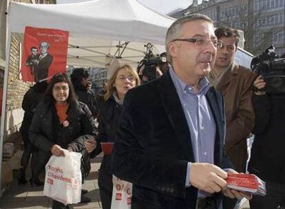 El socialista José Blanco reparte propaganda en la plaza de Santo Domingo de Lugo.