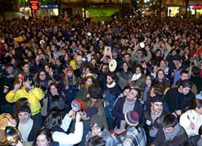 Más de 2.000 universitarios se manifiestan por las calles del centro de Santiago de Compostela.