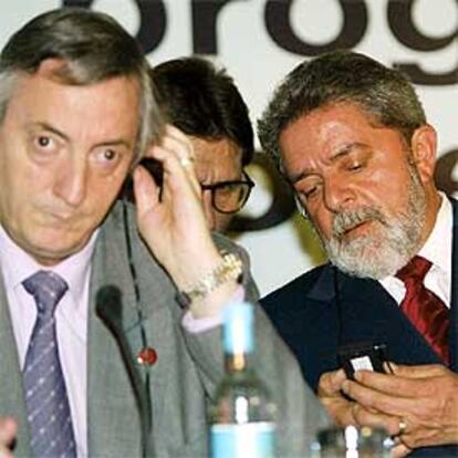 El presidente argentino, Nestor Kirchner (izquierda), junto al brasileño Lula da Silva, ayer en Bagshot.