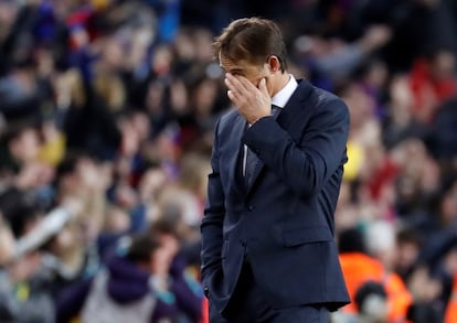 El entrenador del Real Madrid, Julen Lopetegui se lleva la mano a la cara tras el quinto gol del Barcelona.