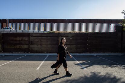 Erika Pinheiro, junto a la valla de Tijuana. 