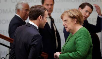 El presidente francés, Emmanuel Macron, conversa con la canciller alemana, Angela Merkel, en Sibiu (Rumanía) el pasado día 9 de mayo.