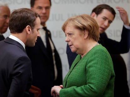 El presidente francés, Emmanuel Macron, conversa con la canciller alemana, Angela Merkel, en Sibiu (Rumanía) el pasado día 9 de mayo.