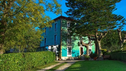 El hotel rural La Raposera se encuentra en una casona de indianos construida en 1917 y rehabilitada en 2014, manteniendo el encanto se?orial de la poca.