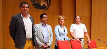 La portavoz popular, Cristina Ruiz, junto a sus compañeros de partido.