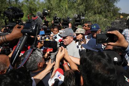 El gobernador del Estado de Coahuila, Miguel Riquelme habla ante los medios de comunicación este jueves.