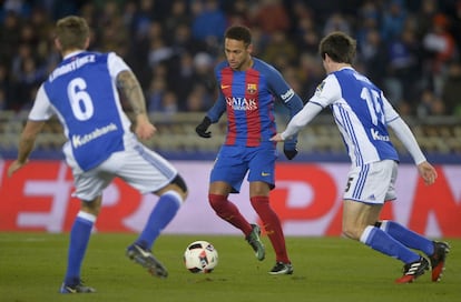 Los jugadores de la Real Sociedad Íñigo Martínez y Aritz Elustondo flanquean a Neymar, del Barcelona.
