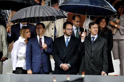 De izquierda a derecha: el presidente de Ciudadanos Albert Rivera (2c) y su novia, Beatriz Tajuelo; los portavoces parlamentarios del PSOE, Antonio Hernando (i); y del PP, Rafael Hernando (d).